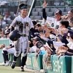花巻東-神戸弘陵　６回表神戸弘陵１死二塁、敵失で生還した小池を祝福する神戸弘陵ベンチ（撮影・長嶺麻子）