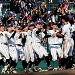大会連覇を喜ぶ神戸弘陵ナイン＝３日午後、西宮市の甲子園球場（撮影・長嶺麻子）