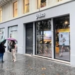 アシックスの路面店。石造りの壁面に合わせた外観と色使いだった＝パリ市内