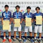 テニス男子団体で準優勝した相生学院のメンバー＝大分県レゾナックテニスコート（同校提供）