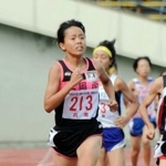 近畿中学総体の陸上女子共通８００メートル決勝で力走する平岡南中の後藤夢（２１３）＝２０１４年８月