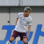 右サイドからチャンスを生み出す神戸の飯野＝７月１０日、鳴門ポカリスエットスタジアム