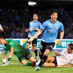 川崎－神戸　後半、川崎・山田（手前）に自身２点目のゴールを決められた神戸のＧＫ前川（左から２人目）ら