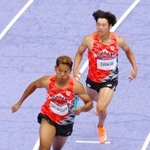 男子４００メートルリレー決勝　第１走者の坂井隆一郎（上）からバトンを受け、力走する第２走者のサニブラウン・ハキーム＝パリ郊外（共同）