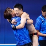 男子高飛び込み決勝の演技を終え馬淵崇英コーチ（左）と抱き合う玉井陸斗＝パリ郊外（共同）