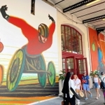 主要駅に描かれていたパラ陸上などの巨大壁画＝パリ市内