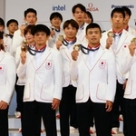 兵庫に金メダルをもたらしたレスリング男子の清岡幸大郎（前列左から２人目）と日下尚（同４人目）、柔道男子の阿部一二三（中列右から３人目）＝14日午前、東京都内