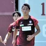 ８年半ぶりに神戸に復帰し、全体練習に合流した森岡亮太（中央）＝神戸市西区、いぶきの森球技場