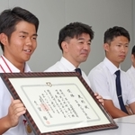 抱負を語る育英の（左から）立間遥希主将、松崎真規監督、八谷健太部長、清瀬欣之校長＝神戸新聞社（撮影・笠原次郎）