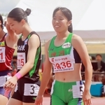 陸上女子１００メートル障害決勝（タイムレース２組）２位入賞を果たした神河の福田花奏（２８３６）。左隣は優勝した今村好花（福岡・太宰府東）＝福井県営陸上競技場