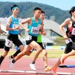 陸上男子１５００メートル決勝　序盤はレースを引っ張り、５位入賞を果たしたＡＭＵＲＯ　ＡＣの岸本周真（２８０１）＝福井県営陸上競技場