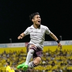 柏－神戸　前半、先制ゴールを決め、跳び上がって喜ぶ神戸・佐々木