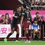 神戸-鳥栖　後半、神戸の佐々木（左）がゴールを決め２-０とする。武藤と抱き合って喜ぶ（撮影・大田将之）