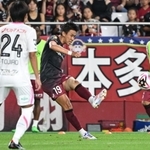 神戸-鳥栖　後半、フリーキックを蹴る神戸の初瀬＝ノエビアスタジアム神戸（撮影・大田将之）