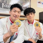 パリ五輪のレスリングで金メダルを獲得した日下尚（左）と清岡幸大郎＝神戸市中央区多聞通３、三恵海運