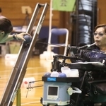 ボッチャの運動機能障害・脳性まひＢＣ３に出場する有田正行。妻の千穂さん（左）もランプオペレーターとして競技に携わる＝大阪市の舞洲障がい者スポーツセンター
