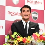 現役引退会見で笑顔を見せる槙野智章さん＝２０２２年１２月２６日、ノエビアスタジアム神戸