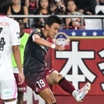 両足の正確なキックで神戸の攻撃の起点となる初瀬＝８月２５日、ノエビアスタジアム神戸