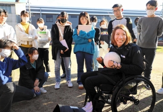 パリ・パラリンピックで初の金メダルを目指す車いすラグビーの倉橋香衣（手前）＝２０２３年３月、三田市