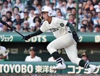 全国高校野球選手権大会１回戦の大社戦で９回裏２死からタイムリーヒットを放った報徳の貞岡拓磨選手＝８月11日、西宮市の甲子園球場