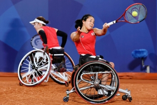 女子ダブルス決勝　プレーする上地結衣（右）、田中愛美組＝パリ（共同）