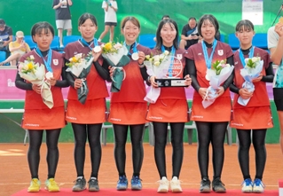 ソフトテニス世界選手権の国別対抗戦で銀メダルを獲得した日本女子＝提供・日本ソフトテニス連盟