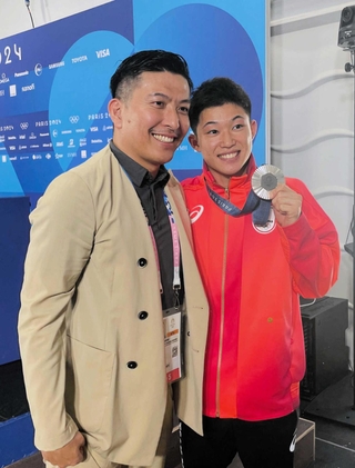 パリ五輪のメダリスト会見を終えてＪＳＳ宝塚の先輩、寺内健さん（左）と笑顔の玉井陸斗＝８月１０日、パリ郊外