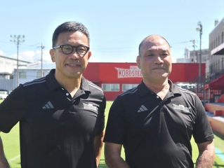 ９月末で退任する福本正幸チームディレクター（右）と、新任の弘津英司さん＝神戸市東灘区、神鋼灘浜グラウンド