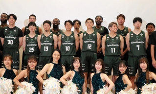新体制となったＢ２神戸で新ユニホームを着用した渡辺翔太新主将（１０）ら全１３選手＝神戸市中央区、神戸海洋博物館