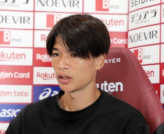 中盤の相棒山口が離脱する危機で、連覇への覚悟を語った神戸の扇原＝神戸市西区、いぶきの森球技場（©ＶＩＳＳＥＬ　ＫＯＢＥ）