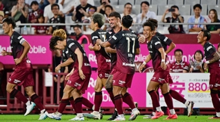 神戸-Ｃ大阪　前半、トゥーレル（中央）が先制点を決め、歓喜する神戸の選手たち（撮影・大田将之）