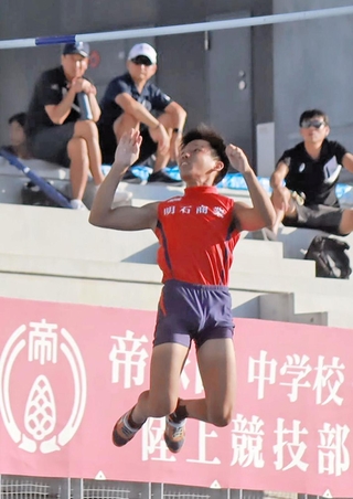 男子２年棒高跳びを大会新記録で制した明石商の杉本惺昭