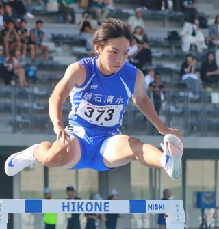 男子１年４００メートル障害を制した明石清水の佐野悠真