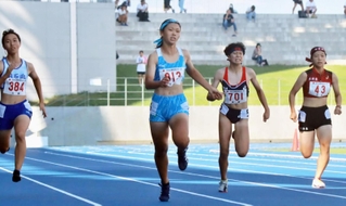 女子１年２００メートルを制した姫路女学院の幸長愛美（中央）。左は明石北の山野麻緒