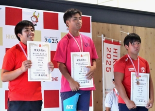 男子２年砲丸投げを制した西宮今津の宇都篤基（中央）。社の小河琉（左）が２位、清水蓮大（右）が３位に入った