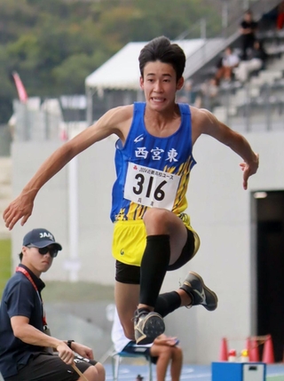 男子２年三段跳びを大会新記録で制した西宮東の磯山福太郎