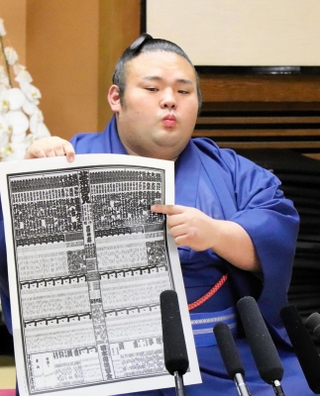 番付発表を受け、新大関のしこ名を差す貴景勝＝２０１９年４月、東京都台東区