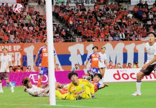 新潟－神戸　前半１５分、神戸・酒井のクロスがそのままネットに吸い込まれて先制。１－０とする＝新潟市、デンカビッグスワンスタジアム