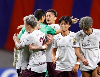 新潟に勝利し、喜ぶ菊池（右から３人目）ら神戸イレブン