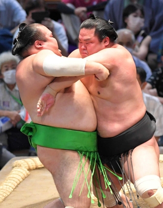 速攻相撲で長く幕内上位で活躍した妙義龍（右）＝２０２２年７月、名古屋市ドルフィンズアリーナ