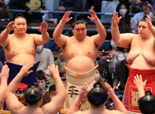 不屈の土俵人生を送った高砂市出身の妙義龍（中央）＝２０２３年３月、エディオンアリーナ大阪