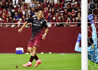 鹿島ー神戸　前半、　先制点を決める神戸・森岡（撮影・長嶺麻子）