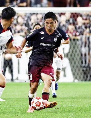 鹿島-神戸　前半、公式戦に復帰し、敵陣を攻める神戸・森岡＝ノエビアスタジアム神戸（撮影・長嶺麻子）