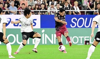 神戸－浦和　前半、シュートを放つ神戸の武藤（撮影・中西幸大）