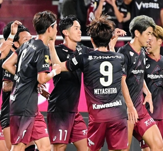 神戸－浦和　前半、コーナーキックから先制点を決め、祝福される武藤（１１）＝撮影・中西幸大