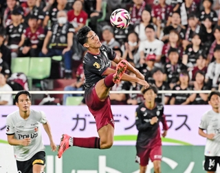 神戸－浦和　後半、クロスに飛び込む神戸の武藤（撮影・中西幸大）