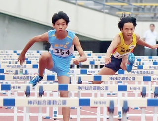 新人大会男子１、２年１１０メートル障害を制した緑が丘の長谷川緩羽（左）