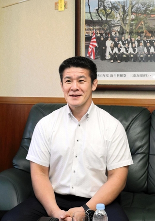 パリ五輪のレスリング男子で金メダルに輝いた日下尚を鍛え上げた日体大の松本慎吾監督＝神戸市内