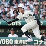 全国高校野球選手権大会１回戦の大社戦で９回裏２死からタイムリーヒットを放った報徳の貞岡拓磨選手＝８月11日、西宮市の甲子園球場