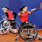 女子ダブルス決勝　プレーする上地結衣（右）、田中愛美組＝パリ（共同）